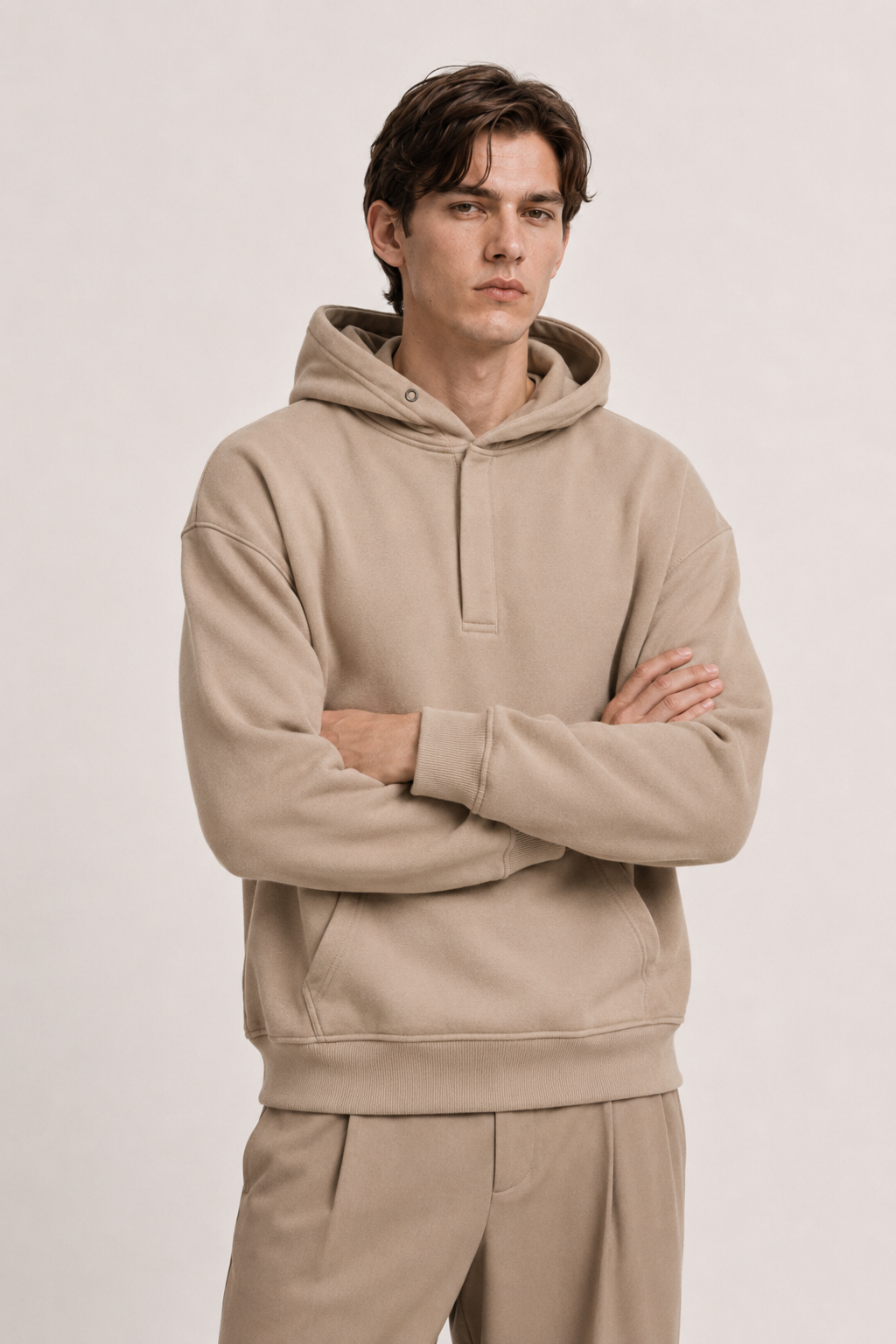 FELPA CON CAPPUCCIO VESTIBILITA' COMFORT, CHIUSURA A BOTTONI