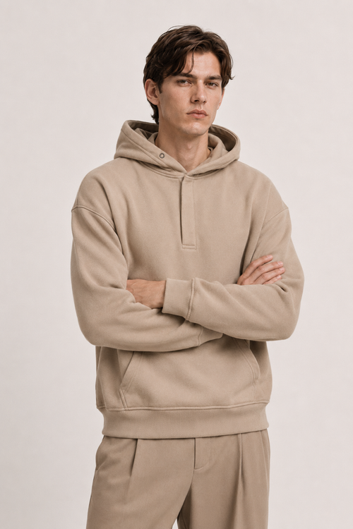 FELPA CON CAPPUCCIO VESTIBILITA' COMFORT, CHIUSURA A BOTTONI